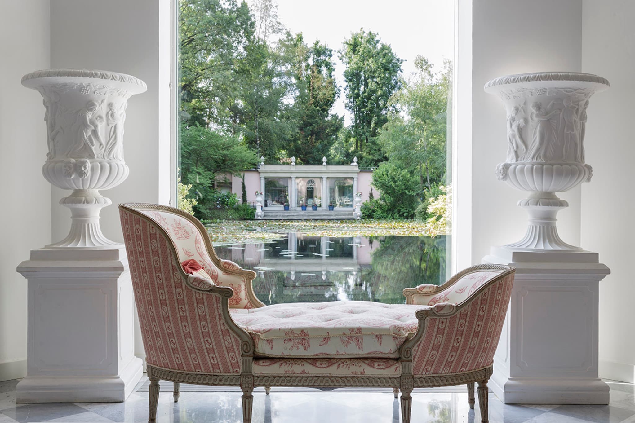 Neo-classical villa on a private lake photo 6