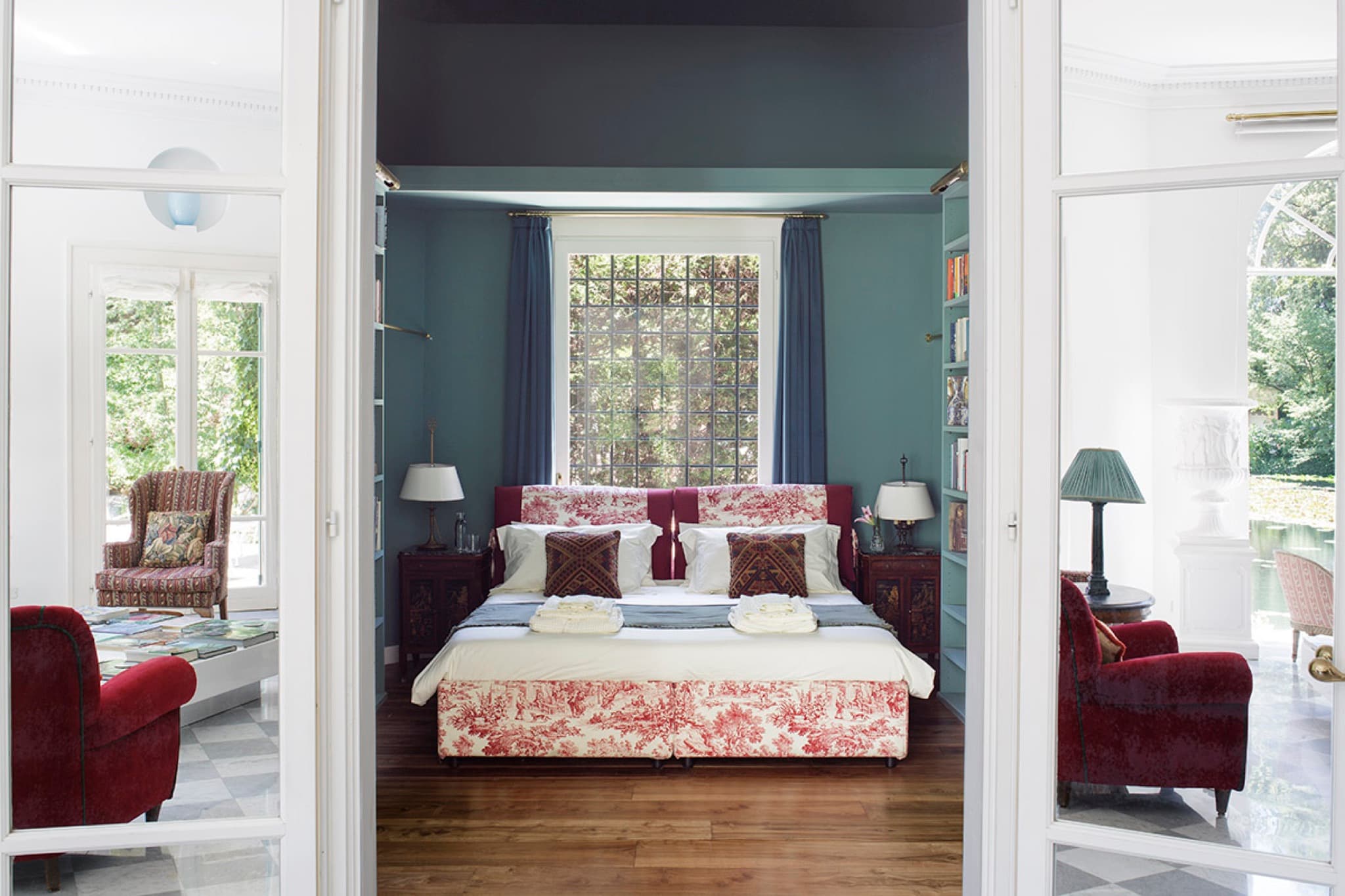 Neo-classical villa on a private lake photo 8