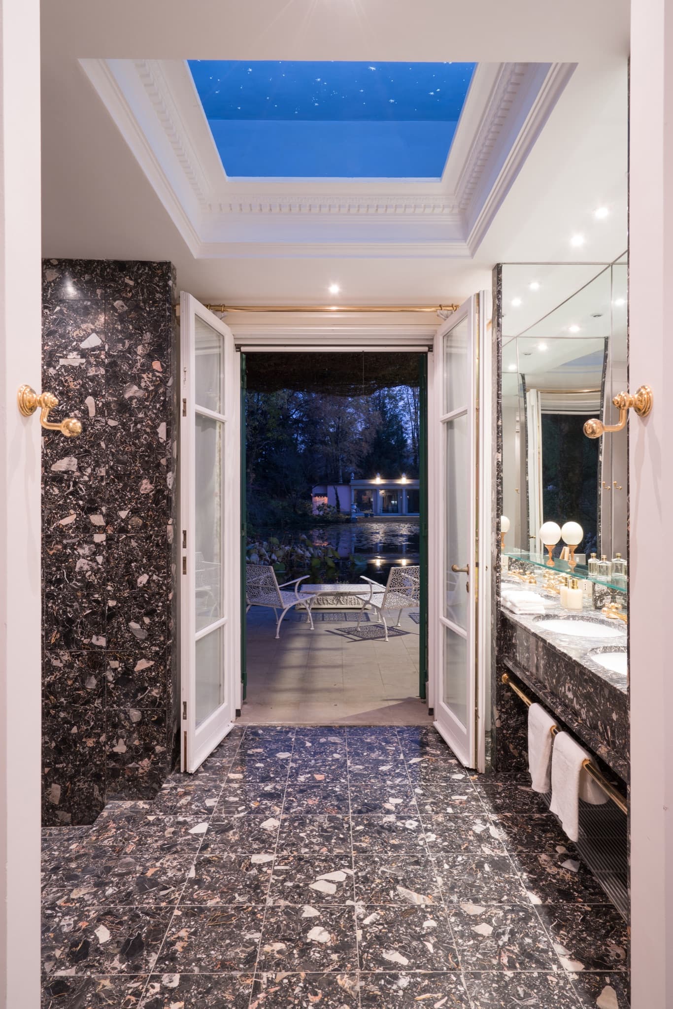 Neo-classical villa on a private lake photo 14