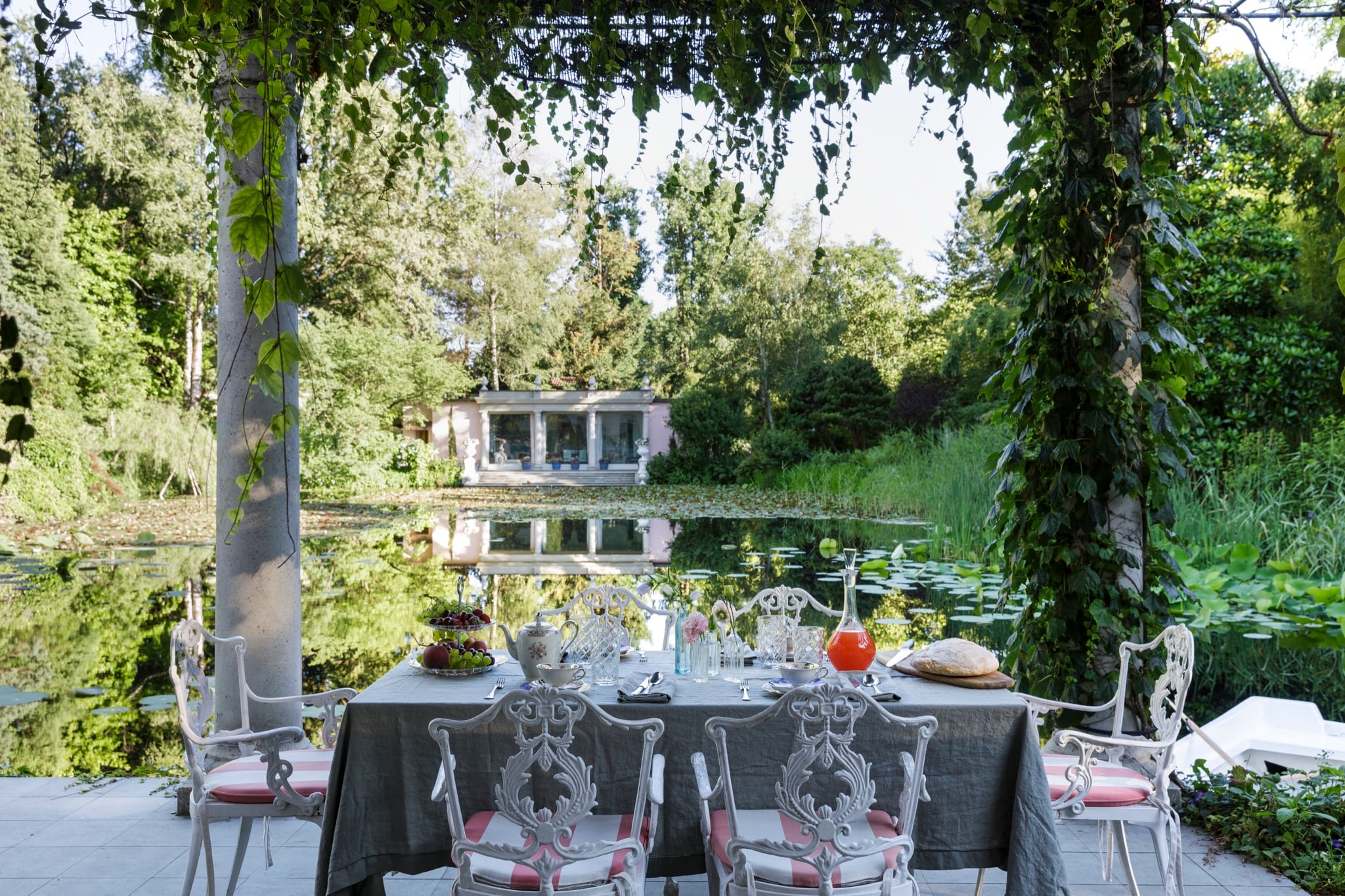 Neo-classical villa on a private lake, photograph 3